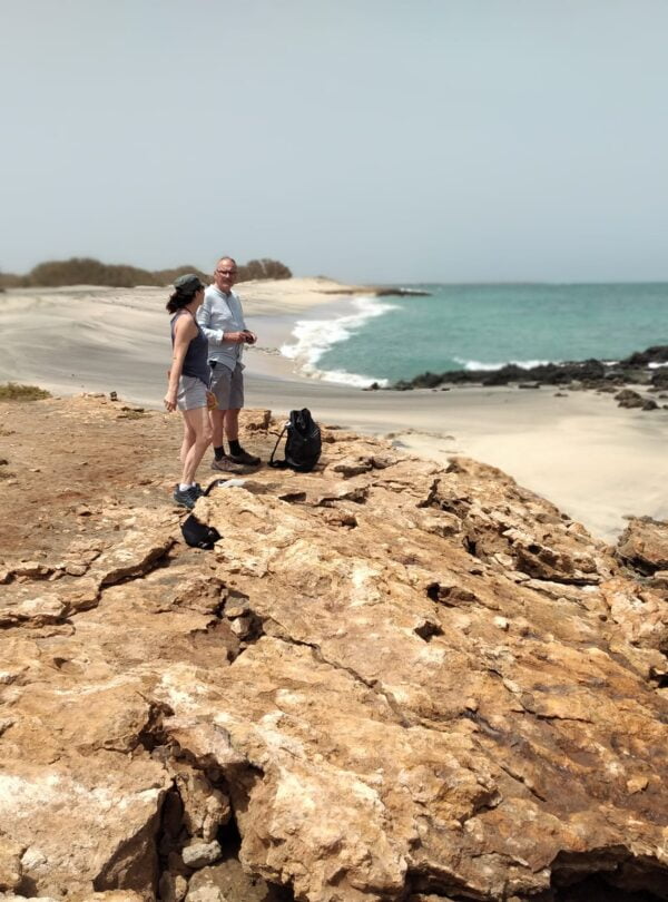 Turista em Caminhada à Beira Mar